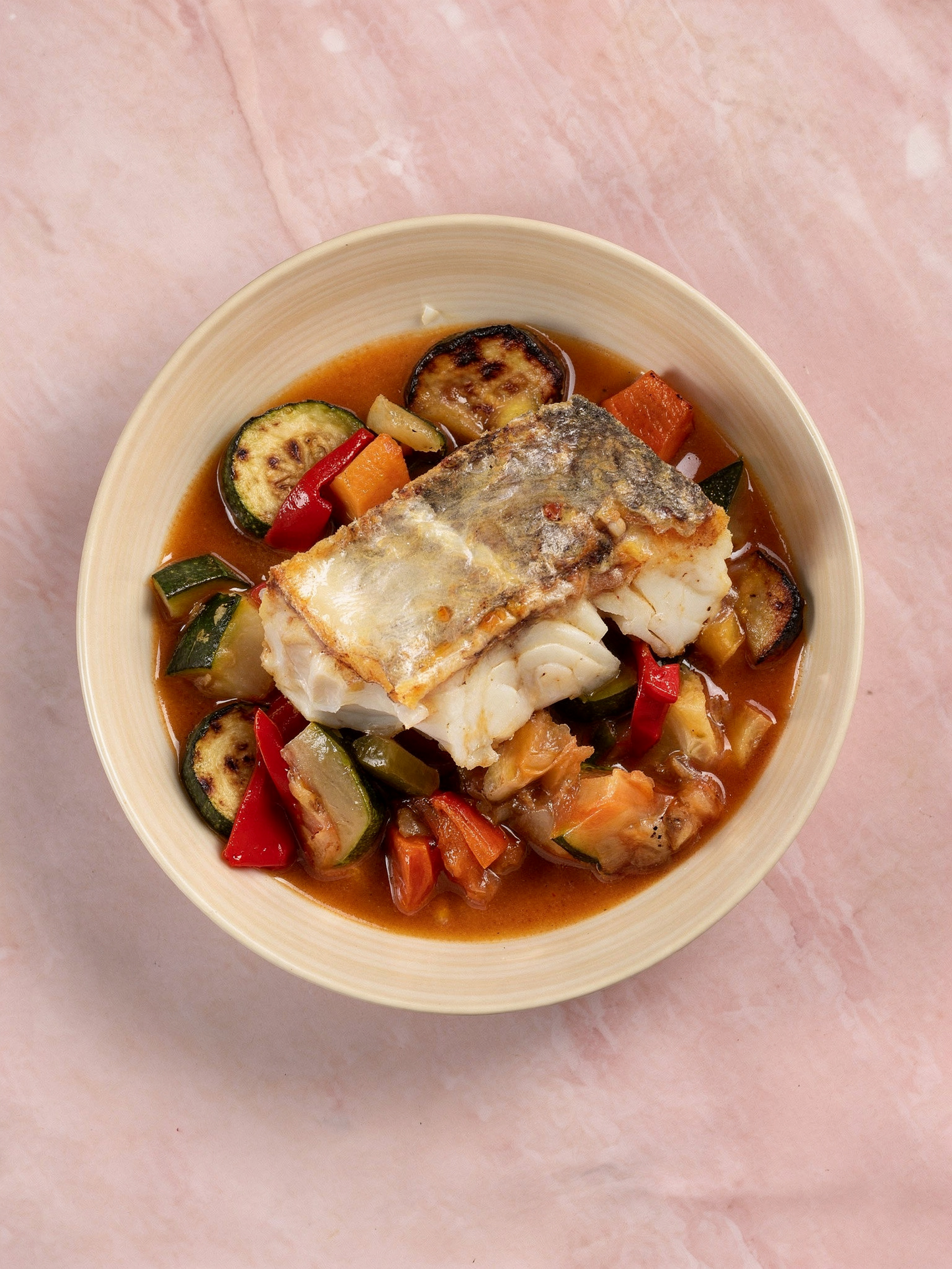 Bacalao en salsa suquet con verduras al horno