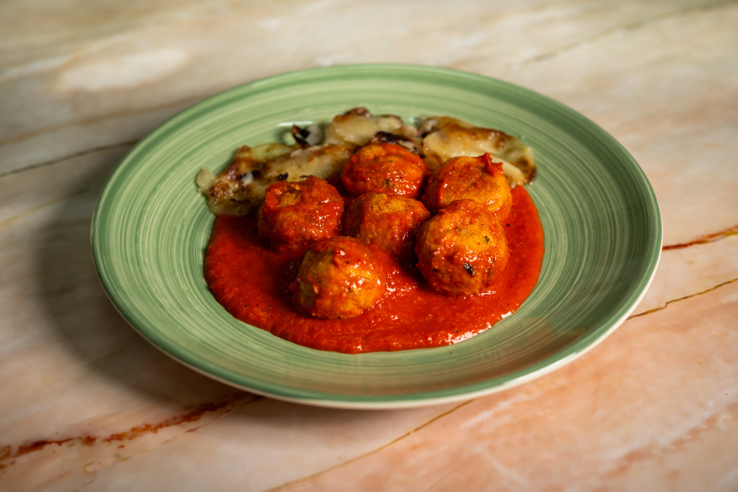 Albóndigas de Pescado con Salsa de Pimientos